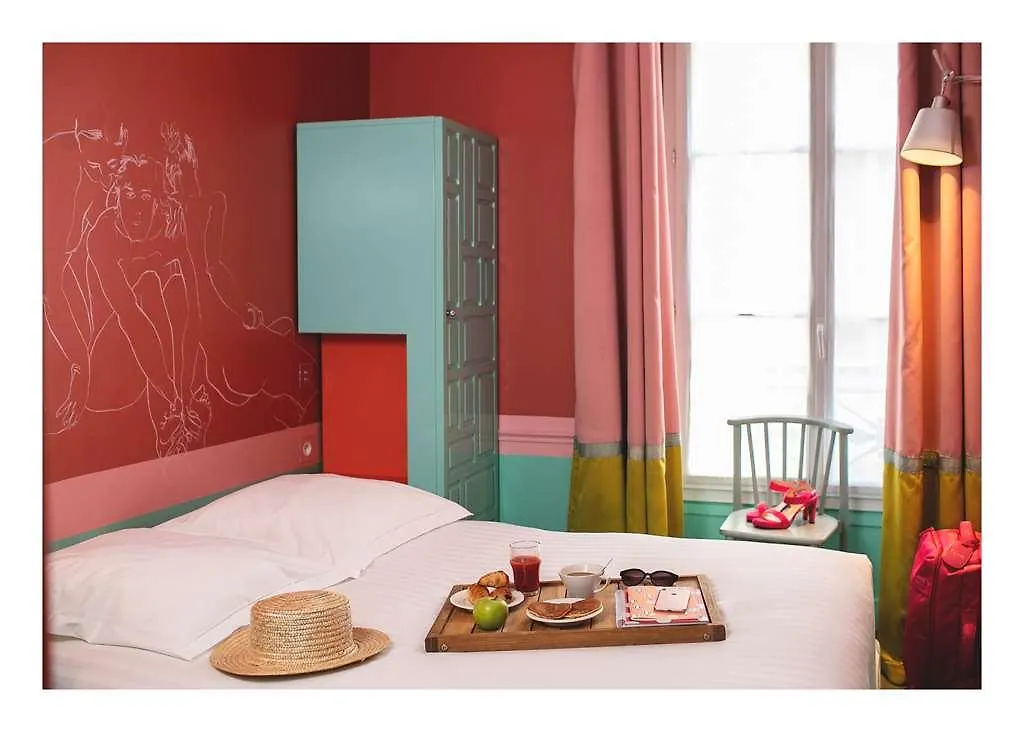 Crayon Hotel